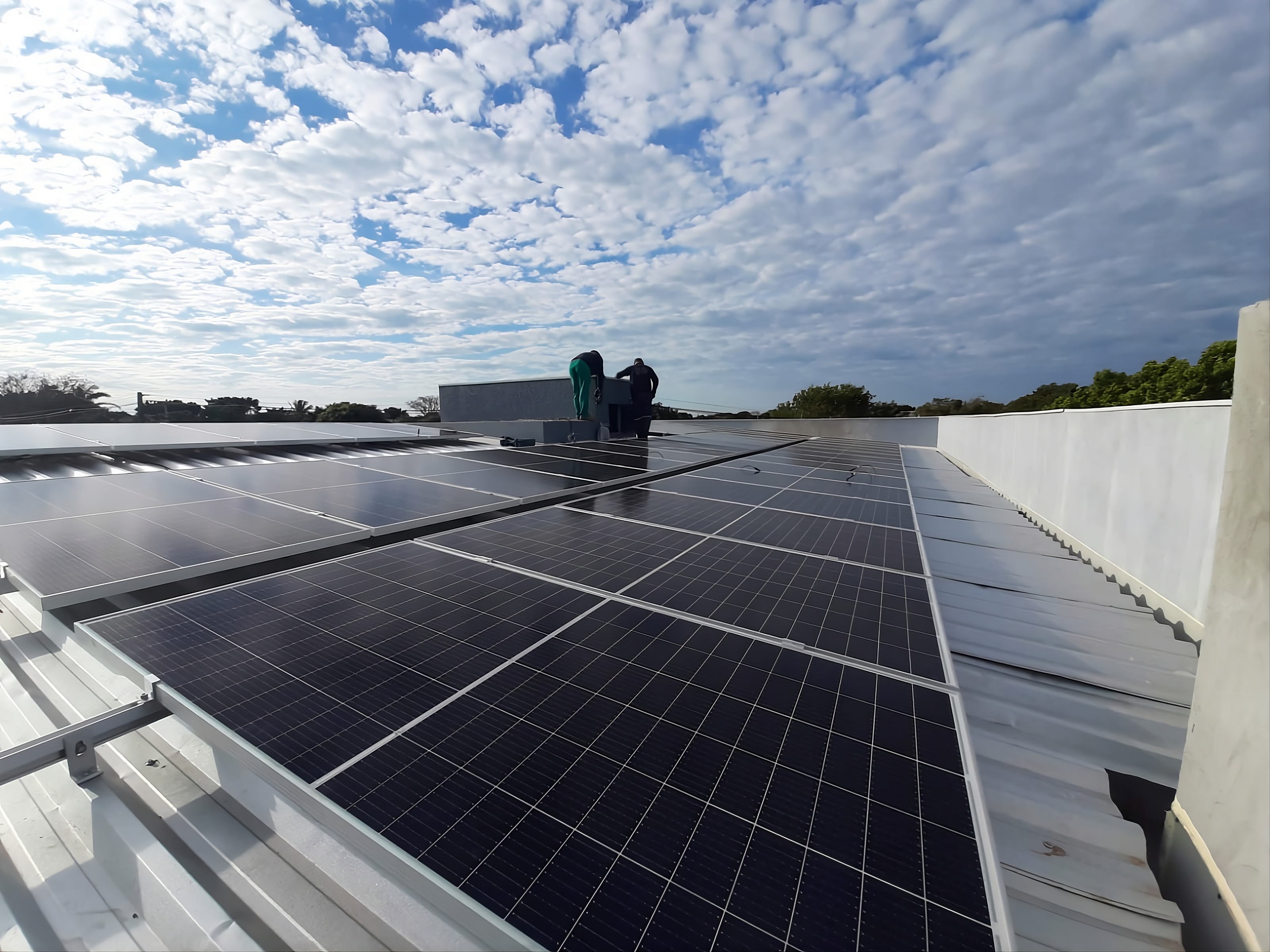 Painéis solares instalados pela Time Foz Solar em cobertura comercial